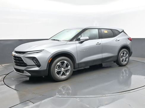 Used 2025 Chevrolet Blazer LT image 2