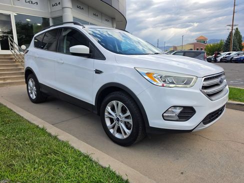 Used 2017 Ford Escape SE w/ SE Leather Comfort Package AWD/4WD image 3
