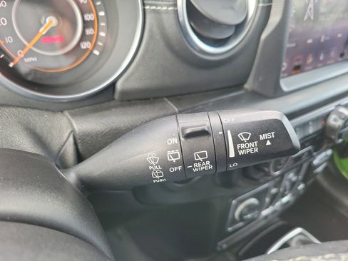 Used 2018 Jeep Wrangler Unlimited Sahara image 17