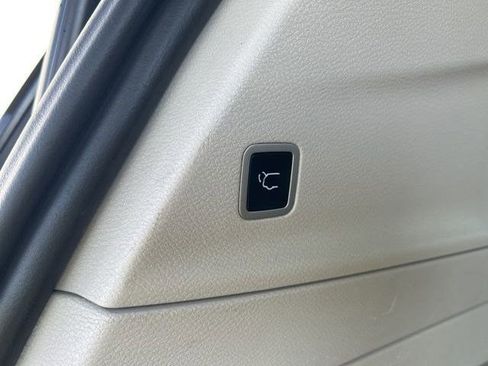 Used 2023 Chrysler Pacifica Touring-L FWD image 37