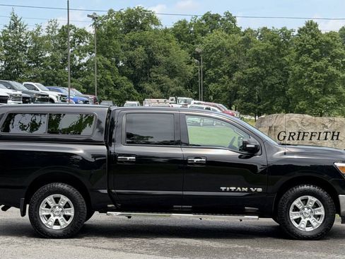 Used 2018 Nissan Titan SV AWD/4WD image 3