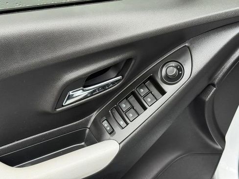 Used 2020 Chevrolet Trax LT w/ LT Convenience Package image 15