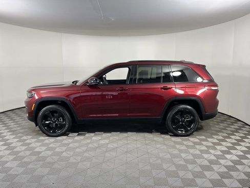 Used 2023 Jeep Grand Cherokee Altitude image 4