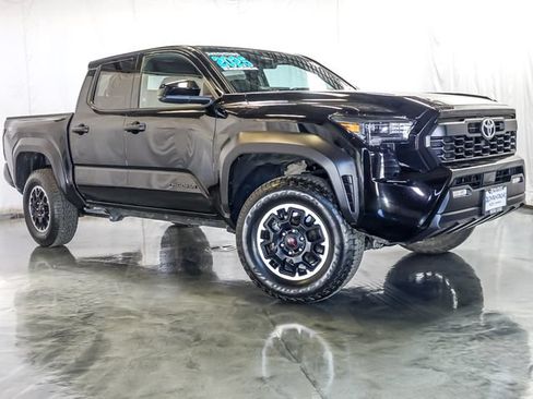 Used 2025 Toyota Tacoma TRD Off-Road AWD/4WD image 2