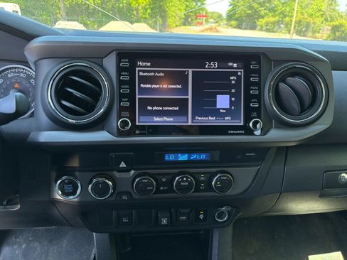 Used 2022 Toyota Tacoma TRD Off-Road AWD/4WD image 18