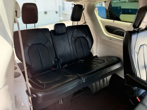 Used 2019 Chrysler Pacifica Touring-L FWD image 25