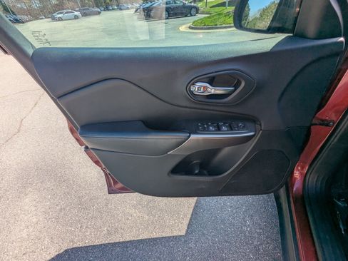 Used 2019 Jeep Cherokee Latitude w/ Popular Appearance Group image 15