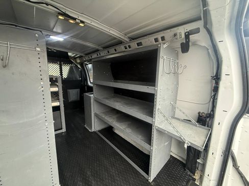 Used 2015 Chevrolet Express 2500 RWD image 17