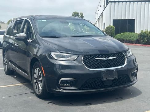 Used 2023 Chrysler Pacifica Limited FWD image 4