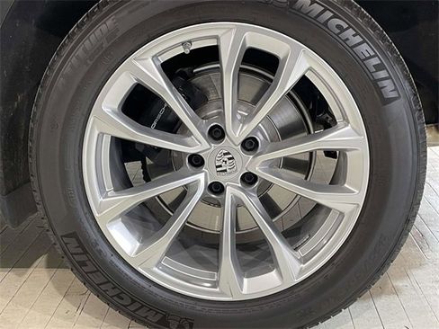 Used 2025 Porsche Macan image 11