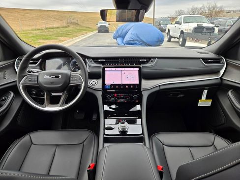 New 2025 Jeep Grand Cherokee Limited image 16