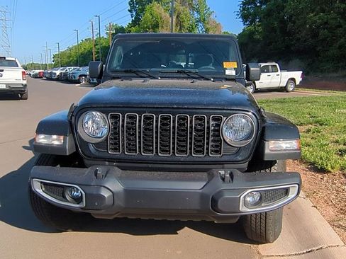 Used 2024 Jeep Gladiator Sport AWD/4WD image 4