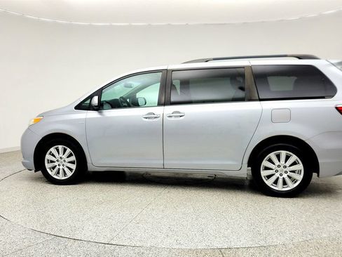 Used 2017 Toyota Sienna XLE Premium AWD/4WD image 8