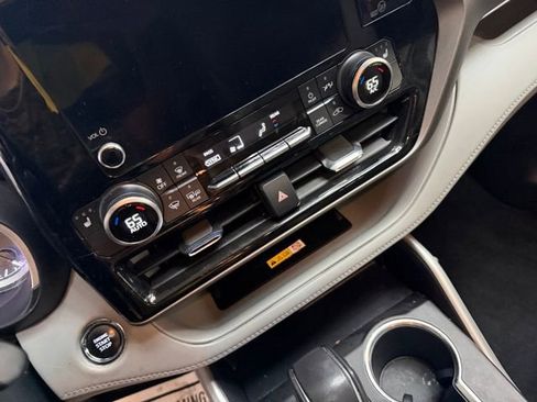Used 2023 Toyota Highlander XLE FWD image 26