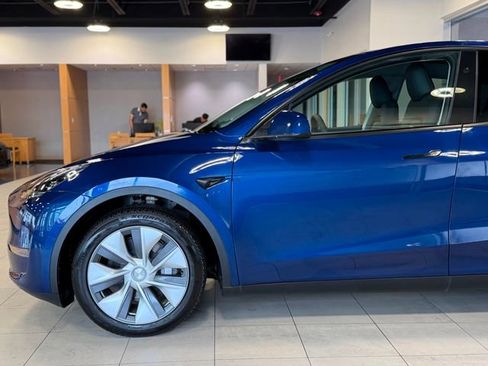 Used 2023 Tesla Model Y Long Range image 8