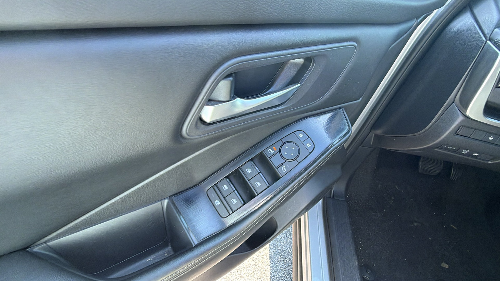 Used 2024 Nissan Rogue SV AWD/4WD image 15