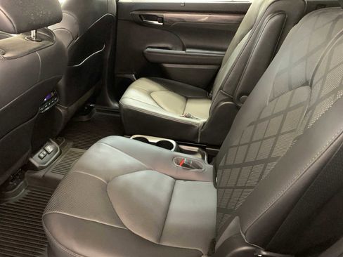 Used 2021 Toyota Highlander Platinum image 5