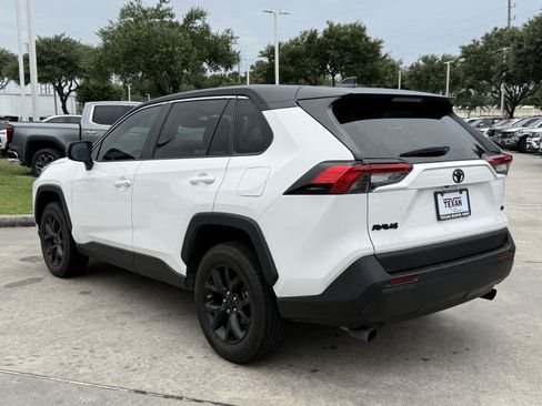 Used 2022 Toyota RAV4 LE FWD image 7