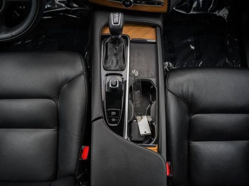 Used 2022 Volvo XC90 T6 Momentum w/ Advanced Package image 26