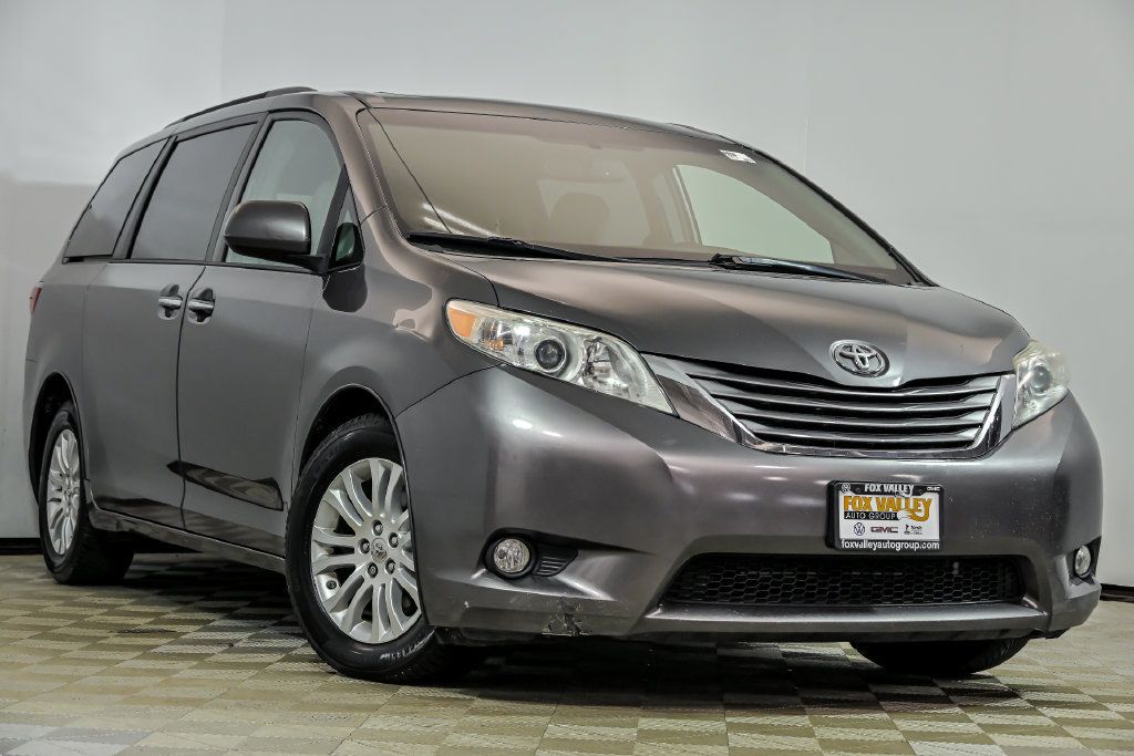 Used 2015 Toyota Sienna XLE FWD image 1