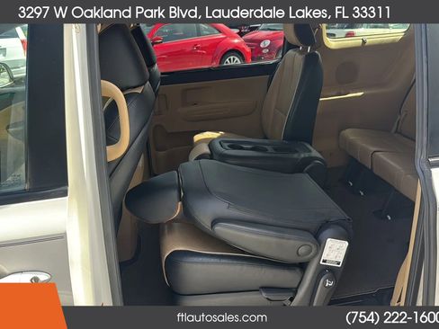 Used 2017 Kia Sedona LX w/ LX Essentials Premium Package FWD image 24