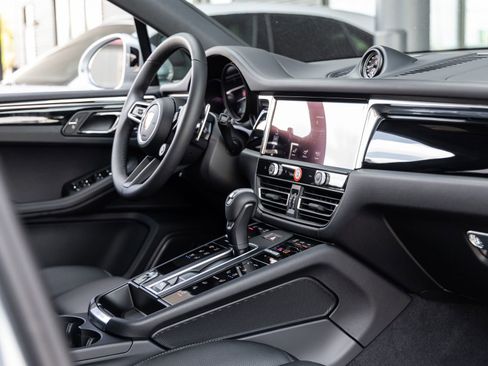 Certified 2026 Porsche Macan AWD/4WD image 45