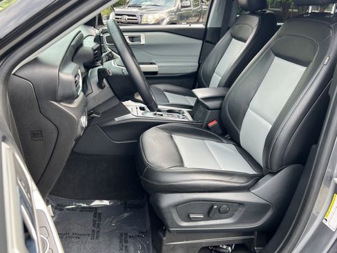 Used 2022 Ford Explorer XLT w/ Equipment Group 202A AWD/4WD image 12