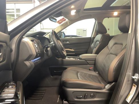 Used 2025 Nissan Pathfinder Platinum image 9