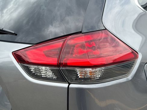 Used 2018 Nissan Rogue SV FWD image 31