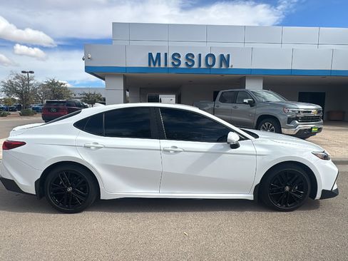 Used 2025 Toyota Camry SE w/ Convenience Package image 2