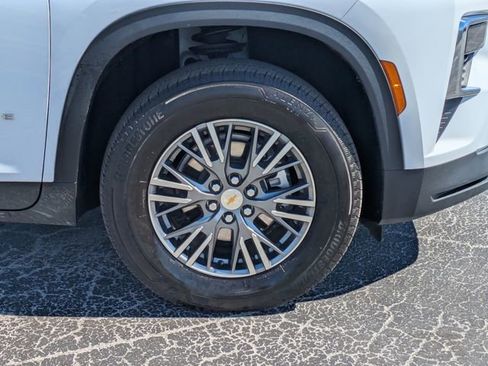 Used 2025 Chevrolet Traverse LT image 12