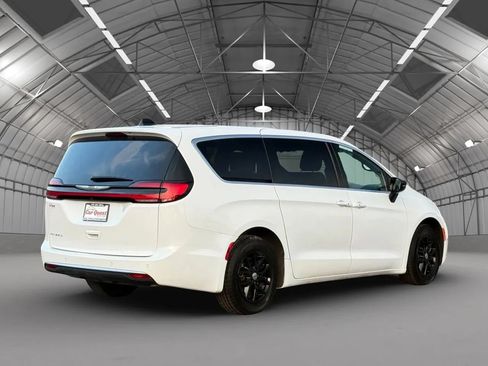 Used 2025 Chrysler Pacifica Select FWD image 6