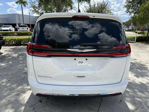 Used 2024 Chrysler Pacifica Touring-L FWD image 25