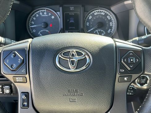 Used 2017 Toyota Tacoma TRD Off-Road AWD/4WD image 11