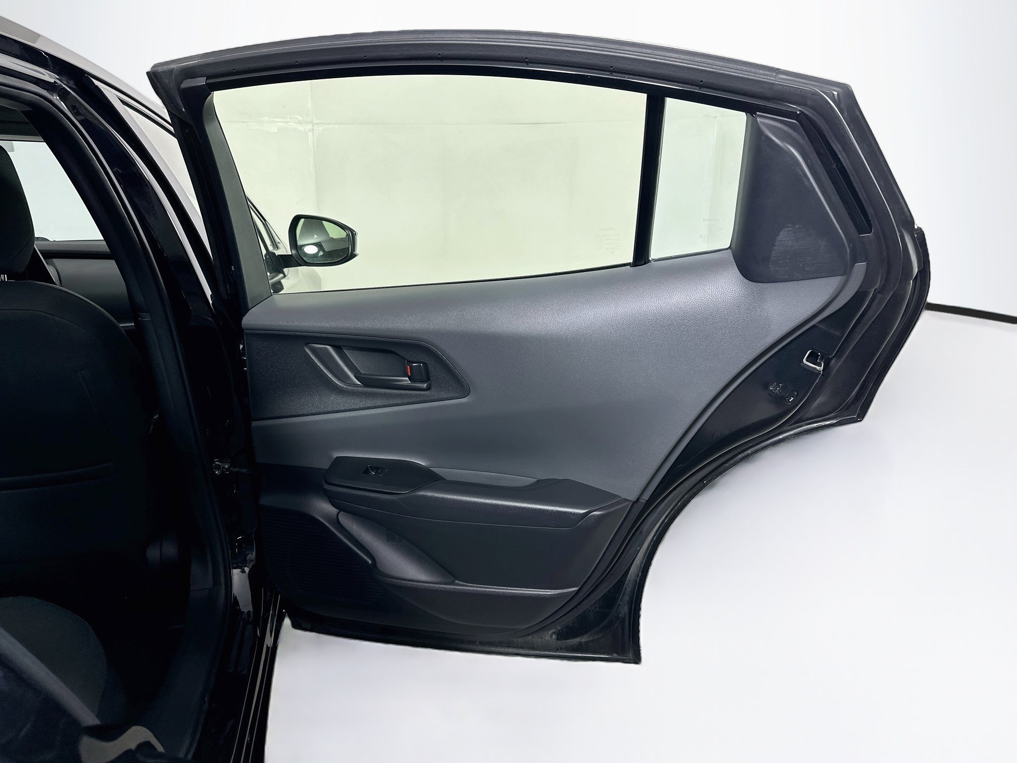 Used 2025 Toyota Prius LE FWD image 28