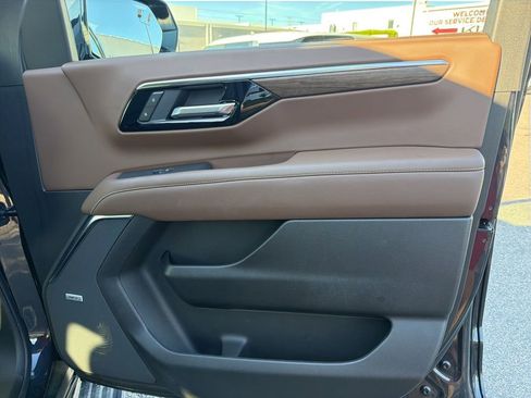 Used 2025 Chevrolet Tahoe High Country AWD/4WD image 32