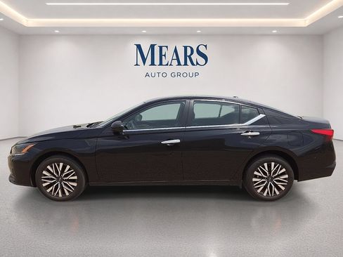 Used 2024 Nissan Altima 2.5 SV AWD/4WD image 2