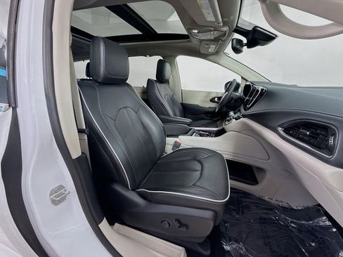 Used 2024 Chrysler Pacifica Limited w/ Trailer Tow Group image 30