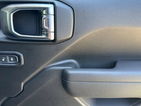 Used 2025 Jeep Gladiator Mojave w/ Safety Group AWD/4WD image 18
