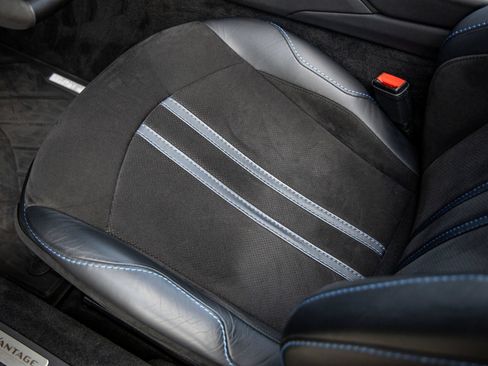 Used 2022 Aston Martin V8 Vantage Roadster RWD image 24
