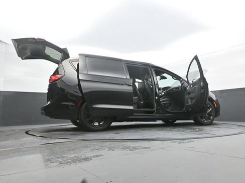 Used 2025 Chrysler Pacifica Limited image 65