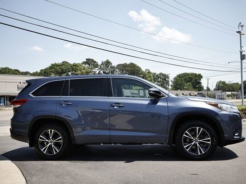 Used 2017 Toyota Highlander Plus w/ Carpet Mat Package AWD/4WD image 10