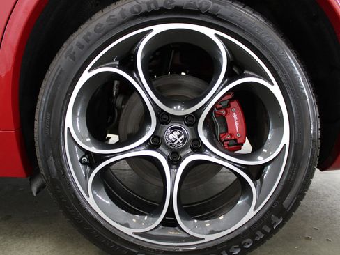 Used 2022 Alfa Romeo Stelvio Veloce AWD/4WD image 10