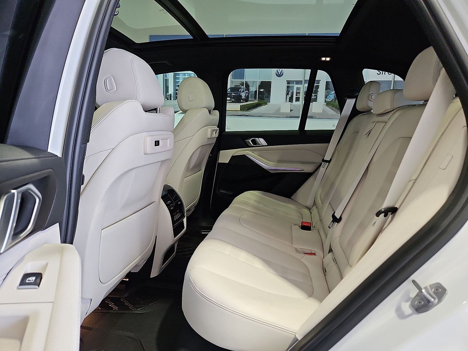 Used 2022 BMW X5 xDrive40i w/ M Sport Package AWD/4WD image 13