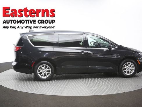 Used 2023 Chrysler Pacifica Touring-L FWD image 46