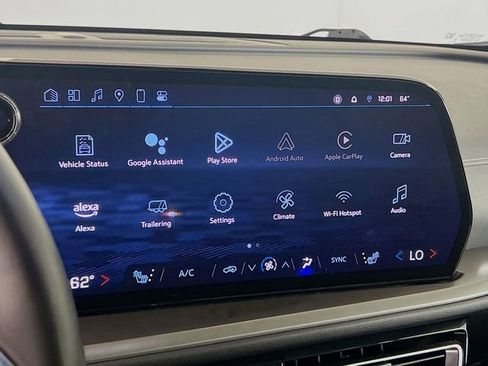 Used 2025 Chevrolet Traverse LT FWD image 16