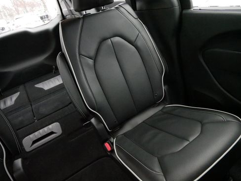 Used 2024 Chrysler Pacifica Limited w/ S Appearance Package image 14