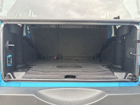 Used 2017 Jeep Wrangler Unlimited Rubicon w/ Connectivity Group image 38