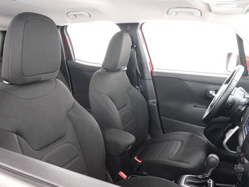 Used 2019 Jeep Renegade Latitude w/ Cold Weather Group FWD image 39