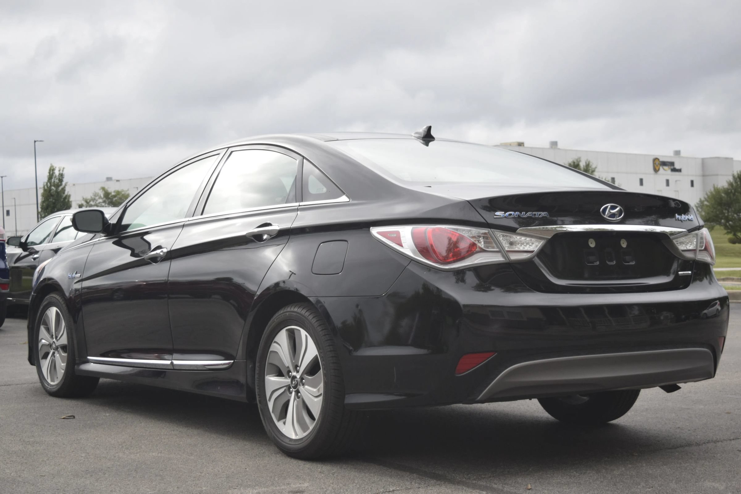 Used 2015 Hyundai Sonata Limited w/ Option Group 02 FWD image 3